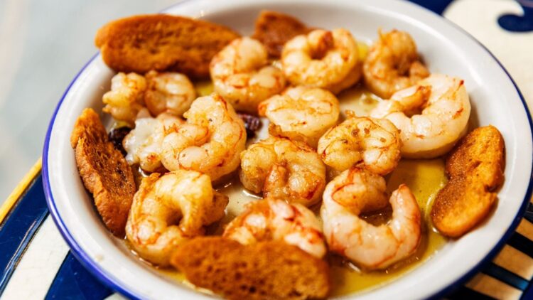 Karlos Arguiñano (chef): "Esta es la mejor forma de preparar tus gambas para esta Navidad".