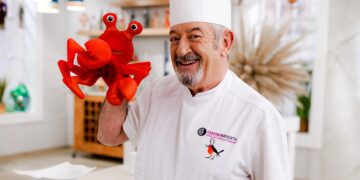 El aceite es un producto muy contaminante Además, el aceite cuenta con un gran poder contaminante. Solo un litro de este producto puede contaminar hasta 1.000 litros de agua. Esto no solo provoca obstrucciones y malos olores en el interior de la cañerías, sino que también dificulta el proceso de purificación del agua, lo que puede llegar a generar una contaminación y malgasto de agua todavía mayor. Karlos Arguiñano, chef, sobre un hábito extendido de los españoles en la cocina: "Es una marranada"