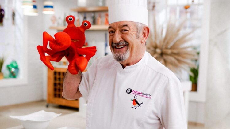 El aceite es un producto muy contaminante Además, el aceite cuenta con un gran poder contaminante. Solo un litro de este producto puede contaminar hasta 1.000 litros de agua. Esto no solo provoca obstrucciones y malos olores en el interior de la cañerías, sino que también dificulta el proceso de purificación del agua, lo que puede llegar a generar una contaminación y malgasto de agua todavía mayor. Karlos Arguiñano, chef, sobre un hábito extendido de los españoles en la cocina: "Es una marranada"