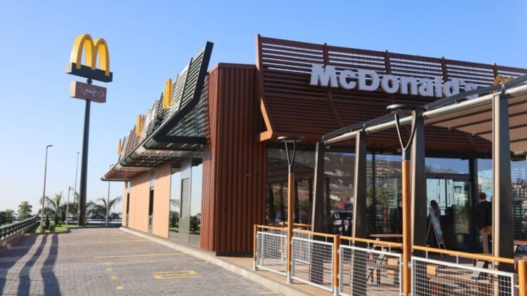 Ni 100.000 euros ni 300.000: este es el dinero que cuesta abrir una franquicia de McDonald's en España 1 Ni 100.000 euros ni 300.000: este es el dinero que cuesta abrir una franquicia de McDonald's en España.