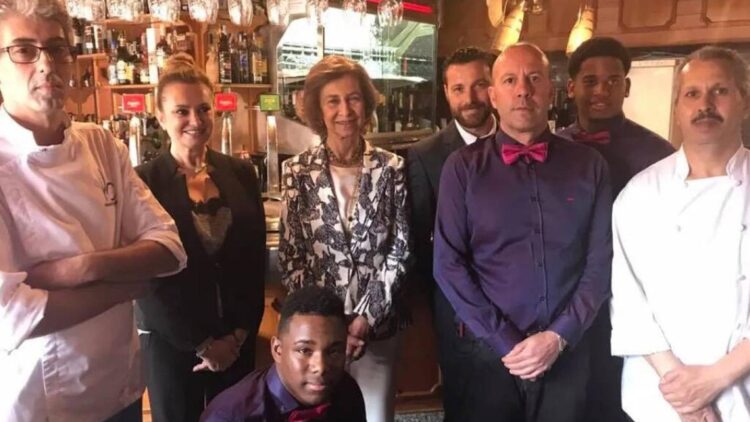 Confirmado: la reina Sofía frecuenta este restaurante de Vallecas que la Guía Repsol recomienda desde hace años.