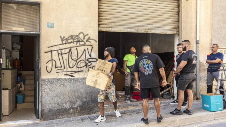 Ni echarlos por la fuerza ni cambiar la cerradura: lo que sí y lo que no puedes hacer ante una okupación en España.