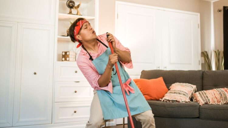 Adiós a luchar contra la canción que odias: la ciencia explica por qué tu cerebro se engancha a temas como Aitana sin pedir permiso.