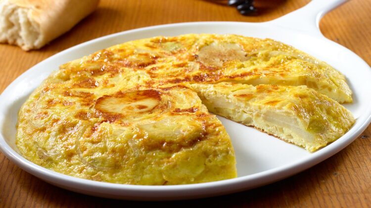 Adiós al debate: la receta original de la tortilla española desvela si lleva o no cebolla y así puedes hacer que te quede perfecta.