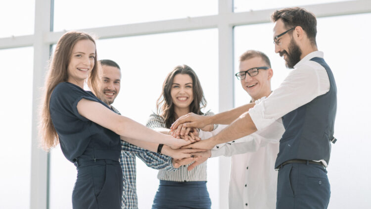 Confirmado: un hombre vende su empresa y reparte más de 200 millones entre sus empleados... a cambio de esta condición.