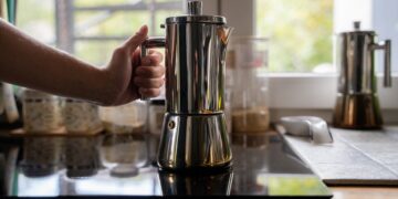 Coffee grounds are very useful in winter. Many people have no idea and throw them away