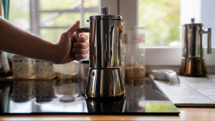 Coffee grounds are very useful in winter. Many people have no idea and throw them away