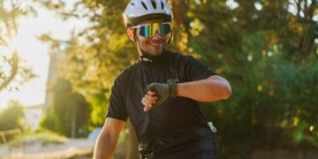 Study shows that cyclists wearing helmets and reflective clothing are seen as "less human", and the reactions are not long in coming.