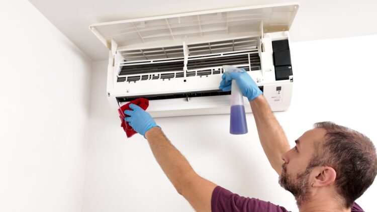 How do I protect the air conditioner from freezing in the winter? 1 How do I protect the air conditioner from freezing in the winter?