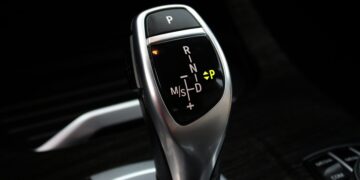 A mechanic gives his opinion on oil changes in automatic cars - "Whatever the brand says"