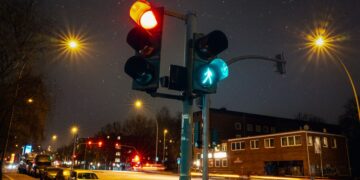 They install the first traffic light that thinks for itself - it turns red when it sees fit