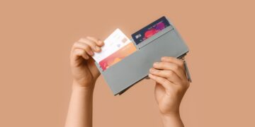 Neither your house keys nor your cell phone — these are the 10 things you must always carry in your wallet