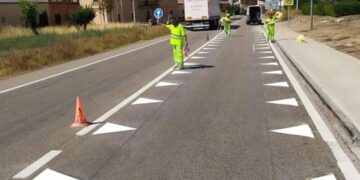 This is what this new sign painted on the roads with triangles on each side means