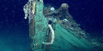 Making history - these American treasure hunters are shocked to discover a shipwreck over 300 years old