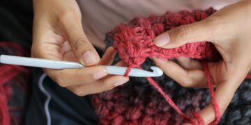 Neither physicist nor mathematician - A young mathematician uses crochet to solve a 40-year-old problem, a discovery that surprises the world