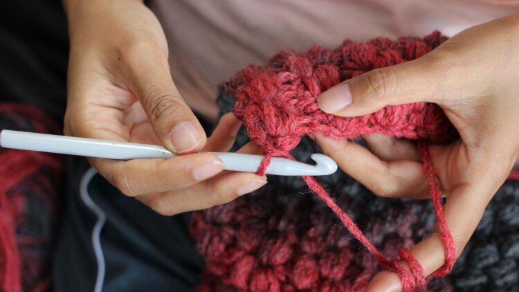 Neither physicist nor mathematician - A young mathematician uses crochet to solve a 40-year-old problem, a discovery that surprises the world