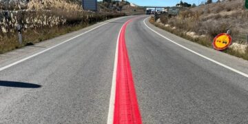 The new road signs being painted on roads around the world - this is what you should know when you see this red line between the two lanes
