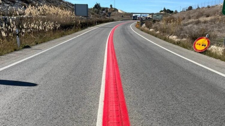The new road signs being painted on roads around the world - this is what you should know when you see this red line between the two lanes