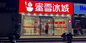 Neither Starbucks nor Dunkin' Donuts - this is the largest chain of stores in the world, and almost no one knows it