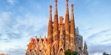 Neither faith nor architecture - pure mathematics behind the facade of the Sagrada Familia