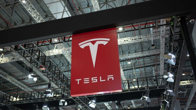 Confirmed by Tesla salaries of over $170,000 - looking for workers with no background or experience - these are the requirements 1 Bad news for Elon Musk and Tesla—the lawsuit in California over FSD and Autopilot could cost them the country's largest market