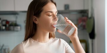 Neither one nor two - an expert confirms the recommended daily amount of glasses of water to stay hydrated and how to do it.