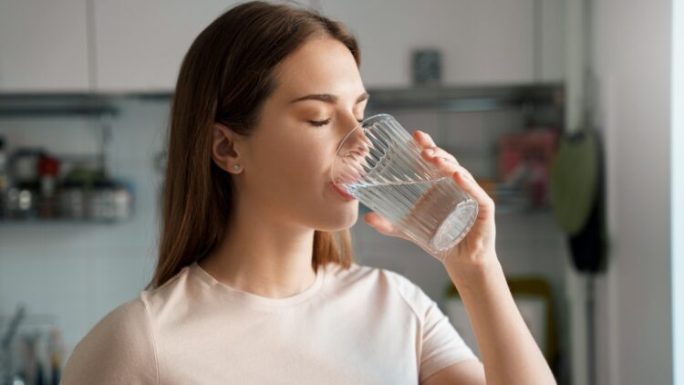 Neither one nor two - an expert confirms the recommended daily amount of glasses of water to stay hydrated and how to do it.