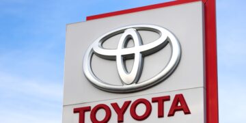 Toyota's hidden engine has been unveiled—it burns hydrogen and only emits water, with up to 45% thermal efficiency—and passenger and van models are already ready