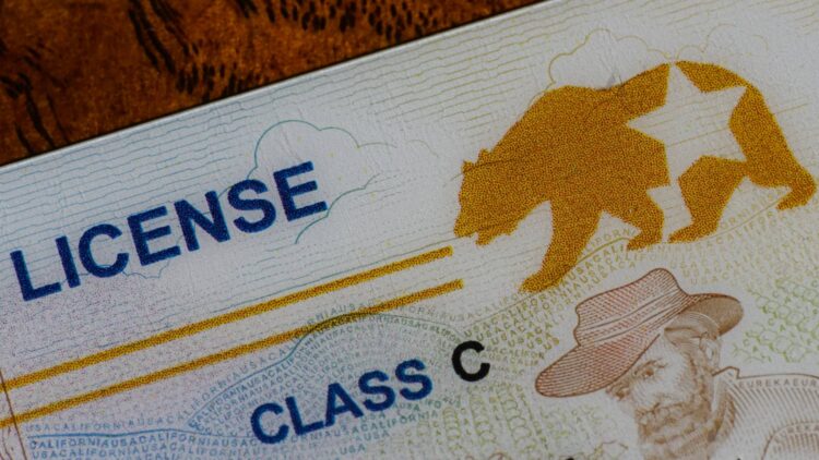 It's official - As of May 2025, legal migrants will need a Real ID to fly or enter federal buildings in the U.S. 1 It's official—the authorities have announced the implementation of permanent driver's licenses, and these are the conditions for accessing the benefit