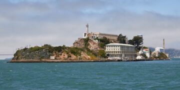 Goodbye to Sightseeing Tours - Donald Trump reopens Alcatraz as a federal prison, igniting a political firestorm in the U.S.