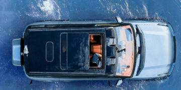 Neither Land Rover nor Tesla, the BYD YangWang U8 surprises the world with its ability to float and rotate 360° in water