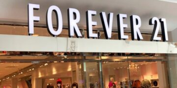 Farewell to Forever 21 in the US - the famous brand closes all its stores due to bankruptcy and its suppliers demand a payment of 433 million dollars