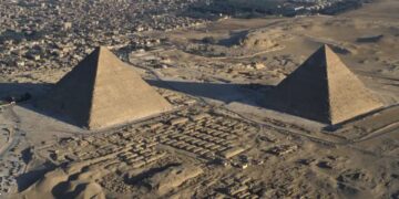 Confirmed - the Great Pyramid of Giza has not 4 but 8 faces, and this discovery changes the history of Egyptian architecture