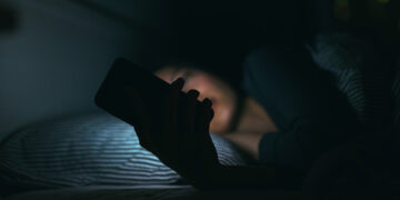 Neither Netflix nor social networking - a study of more than 45,000 young people confirms that scrolling through screens at bedtime increases the risk of insomnia by 59%