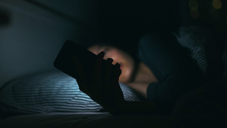 Neither Netflix nor social networking - a study of more than 45,000 young people confirms that scrolling through screens at bedtime increases the risk of insomnia by 59% 1 Neither Netflix nor social networking - a study of more than 45,000 young people confirms that scrolling through screens at bedtime increases the risk of insomnia by 59%