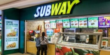 Subway, one of the largest fast food chains on the planet, has just announced news no company ever wants to share: in the United States alone, they had to shut down 630 stores. There’s not much else to say, the numbers speak for themselves. The chain is going through its worst moment in two decades, and even though it’s still operating, it's no longer the indestructible giant it once seemed to be. While the company has tried to keep up appearances, the closures have left hundreds of workers unemployed and raised serious questions about what’s next for this sandwich giant. In just ten years, Subway has gone from having 27,000 restaurants in the U.S. to fewer than 20,000. And although the brand still has a strong international presence, with about 37,000 locations worldwide, it's facing a transformation phase that could mark either the start of a new era, or its definitive decline. What happened? The list of reasons is long and not all that surprising: plummeting sales, unprofitable locations, a franchise model that doesn’t work like it used to… Many stores simply couldn’t survive, especially in small towns or mid-sized cities where competition is fiercer than ever. Perhaps the most painful part of this news is reading what some employees had to say. Many reported that the company gave no advance warning before closing stores. “No heads-up, no notice, no transparency. We all found out the same day” said Joanne Kennedy, manager of a recently closed location in Oregon. What is Subway doing to turn things around? Despite the blow, Subway still has locations in all 50 states, with 19,502 stores currently operating. And most importantly, the company doesn’t plan to disappear. On the contrary, last November, Subway announced its “Fresh Forward 2.0” plan, a complete redesign of the customer experience, including modernized restaurants that aim to meet the expectations of today’s consumers. A spokesperson told QSR that the brand is taking “a data-driven strategic approach” to decide where to relocate, close, or open new restaurants based on real success potential. In addition, in 2024, Subway was acquired by Roark Capital, a private equity firm, for an impressive $9.6 billion. This deal could be the beginning of a comeback, bringing new leadership, vision, and resources to compete once again. Where does Subway stand now? Despite the recent closures, Subway is still one of the biggest fast food chains in the country, ahead of Starbucks with 16,935 stores and McDonald’s with 13,559. What about its international presence? Outside of the U.S., Subway still operates more than 10,000 restaurants and continues expanding in Europe, Asia, and Latin America. While one chapter closes at home, abroad Subway is still seen as a modern, healthy fast food option. A necessary adjustment or a red flag? The honest answer is: it could go either way. It depends on whether this restructuring arrives in time. Starbucks, for example, also closed stores a few years ago to reorganize. Burger King did too. Sometimes you have to take a step back to stay alive in a market that never waits for anyone. The problem for Subway is that they reacted too late. Now they’re racing against the clock. Either they act quickly and follow through on their restructuring, or they risk becoming just another brand we vaguely remember from the past… Whatever it takes to bring back that Italian B.M.T. with chipotle southwest sauce… Yummy!