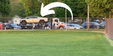 Farewell to the 'vehicle of the future' - Tesla's Cybertruck frunk crashes, activates 'limp mode' and ends up being towed away to the ridicule of 28 children in Ohio