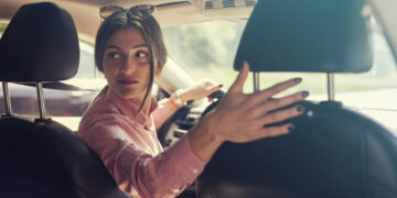 Confirmed by neurology experts—this gesture when parking could indicate mild cognitive impairment or problems with brain function