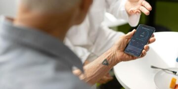 Goodbye to mobile phones as we know them—scientists have created a sensor that measures your hydration directly from your mobile phone and can prevent dizziness, fatigue, or heatstroke