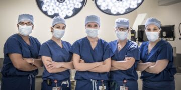 Neither black nor white - why surgeons only wear green or blue gowns and how this improves operations
