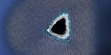 Neither error nor glitch - Vostok Island appears as a “black hole” on Google Maps and no one knows why