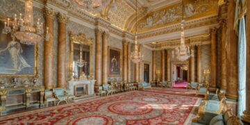 Confirmed by a royal employee - Buckingham Palace cleans its 775 windows with this cheap, homemade trick that will leave your windows effortlessly spotless