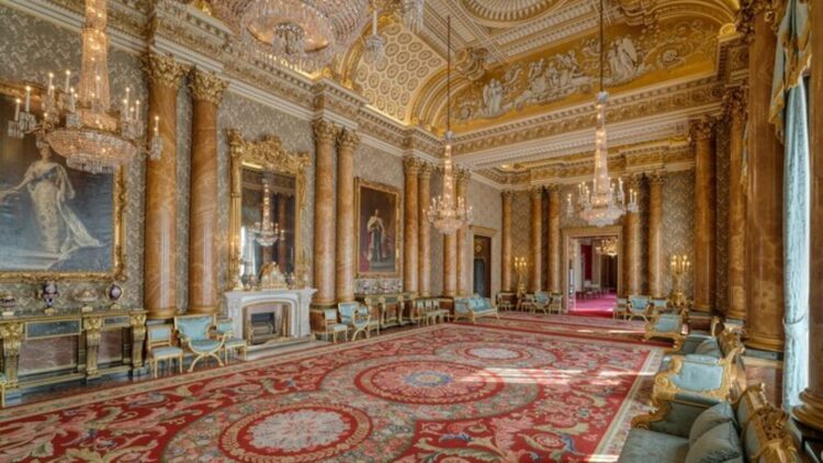 Confirmed by a royal employee - Buckingham Palace cleans its 775 windows with this cheap, homemade trick that will leave your windows effortlessly spotless