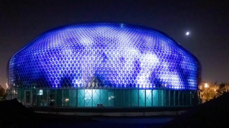 Confirmed - this futuristic building with 10,000 solar panels produces its own energy and is already revolutionizing sustainable architecture 1 Confirmed - this futuristic building with 10,000 solar panels produces its own energy and is already revolutionizing sustainable architecture