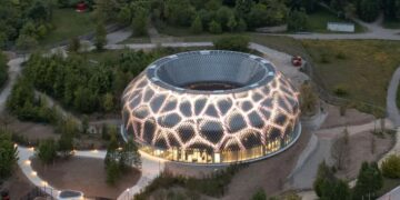 Goodbye to traditional buildings - the Novartis Pavillon in Basel generates its own electricity and projects art with 100% renewable energy