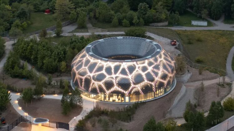 Goodbye to traditional buildings - the Novartis Pavillon in Basel generates its own electricity and projects art with 100% renewable energy