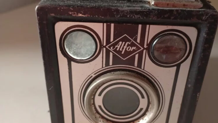 A man buys a second-hand camera for $2.50 and discovers an incredible surprise inside 1 A man buys a second-hand camera for $2.50 and discovers an incredible surprise inside