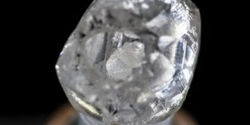 A woman spends days searching among rocks and ends up finding a diamond worth thousands of euros