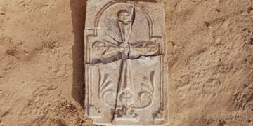 The discovery of the century that changes history—archaeologists find a Christian cross in Abu Dhabi that confirms the existence of a monastery dating back 1,400 years