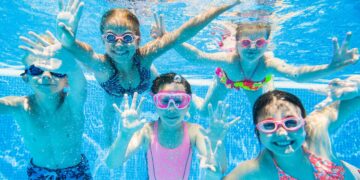 An expert confirms it—children should not wear these two colors of swimsuits in the pool for safety reasons that could save lives